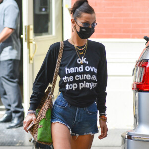 Exclusif - Bella Hadid porte un t-shirt à message "ok, hand over the cure and stop playing" dans la rue à New York le 3 septembre 2020.