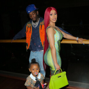 Cardi B et son mari Offset sont allés dîner au restaurant avec leur fille Kulture Kiari Cephus (habillée en Burberry) à Los Angeles le jour de la fête des pères, le 21 juin 2020.