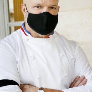 Le grand chef Bordelais et présentateur TV Philippe Etchebest organise un concert de casseroles devant son restaurant Bordelais "Le 4ème Mur" avec son équipe afin de soutenir l'ouverture des restaurants pendant la crise liée à l'épidémie de Coronavirus (COVID-19), le 2 Octobre 2020 à Bordeaux.