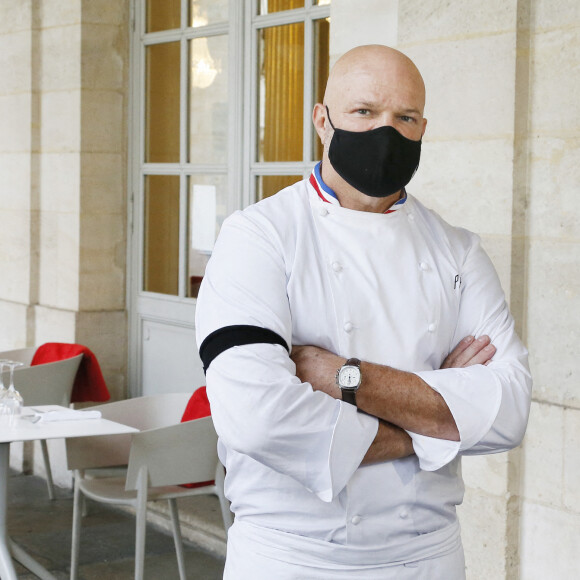 Le grand chef Bordelais et présentateur TV Philippe Etchebest organise un concert de casseroles devant son restaurant Bordelais "Le 4ème Mur" avec son équipe afin de soutenir l'ouverture des restaurants pendant la crise liée à l'épidémie de Coronavirus (COVID-19), le 2 Octobre 2020 à Bordeaux.