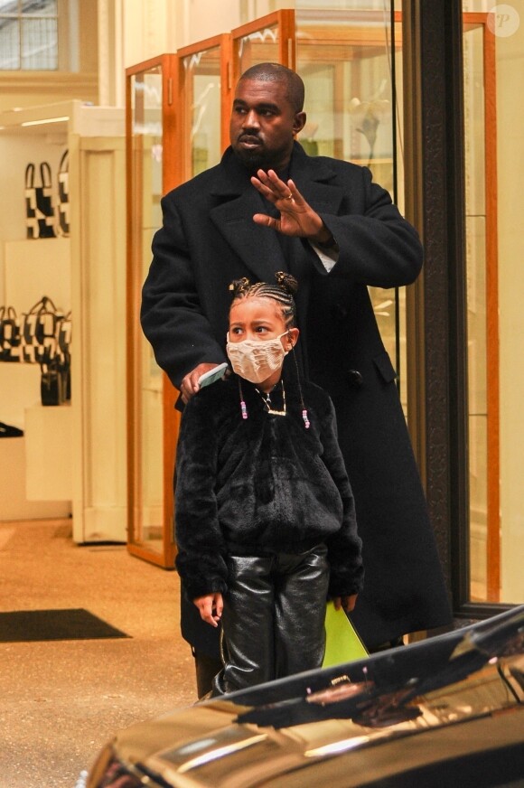 Exclusif - Kanye West et sa fille North font du shopping à Dover Street Market. Londres, le 10 octobre 2020.