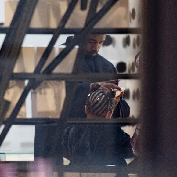 Exclusif - Kanye West et sa fille North font du shopping à Dover Street Market. Londres, le 10 octobre 2020.