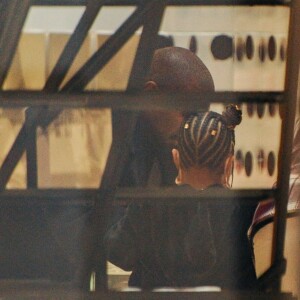 Exclusif - Kanye West et sa fille North font du shopping à Dover Street Market. Londres, le 10 octobre 2020.