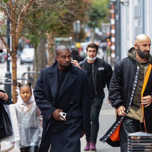 Kanye West et sa fille North arrive à l'atelier de la créatrice Michiko Koshino à Londres, le 10 octobre 2020.