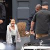 Kanye West et sa fille North arrive à l'atelier de la créatrice Michiko Koshino à Londres, octobre 2020.