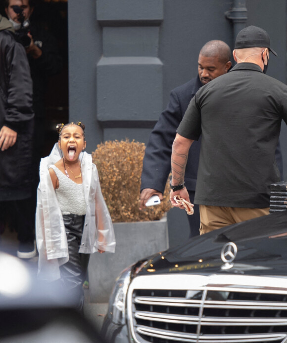 Kanye West et sa fille North arrive à l'atelier de la créatrice Michiko Koshino à Londres, octobre 2020.