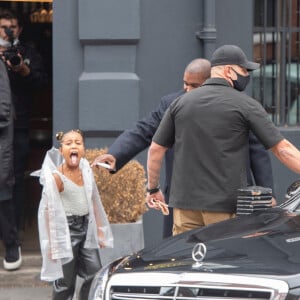 Kanye West et sa fille North arrive à l'atelier de la créatrice Michiko Koshino à Londres, le 10 octobre 2020.