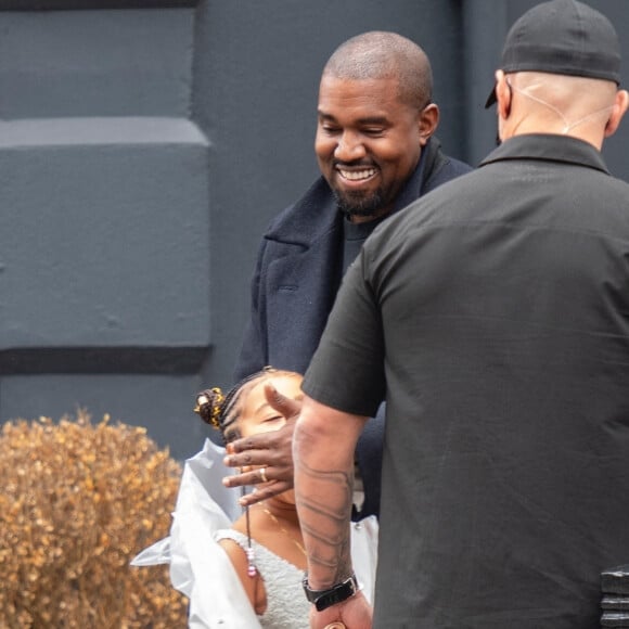 Kanye West et sa fille North arrive à l'atelier de la créatrice Michiko Koshino à Londres, le 10 octobre 2020.