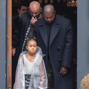 Kanye West et sa fille North arrive à l'atelier de la créatrice Michiko Koshino à Londres, le 10 octobre 2020.