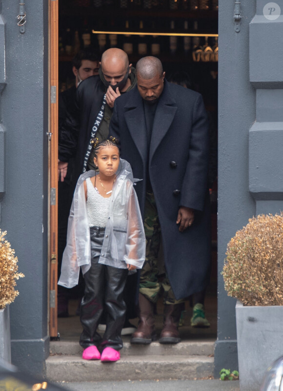 Kanye West et sa fille North arrive à l'atelier de la créatrice Michiko Koshino à Londres, le 10 octobre 2020.