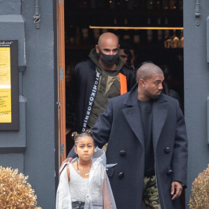 Kanye West et sa fille North arrive à l'atelier de la créatrice Michiko Koshino à Londres, le 10 octobre 2020.