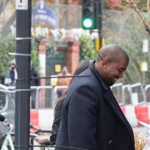 Kanye West et sa fille North arrive à l'atelier de la créatrice Michiko Koshino à Londres, le 10 octobre 2020.