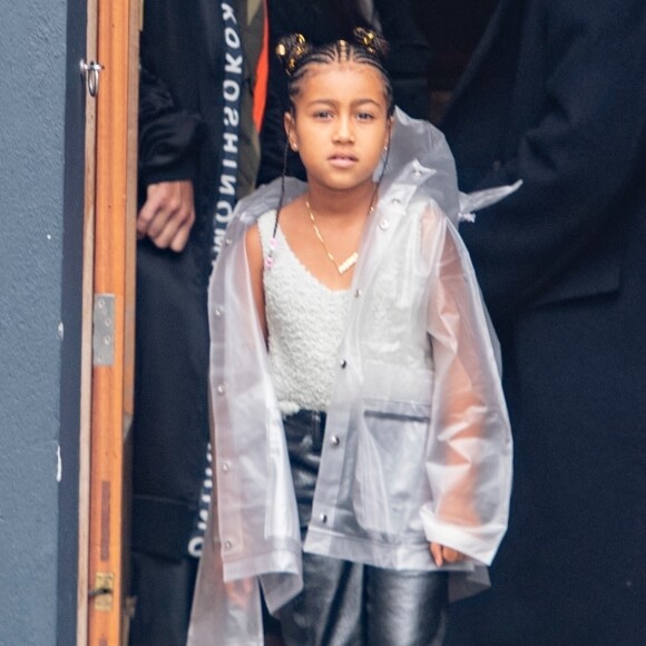 Kanye West et sa fille North arrive à l'atelier de la créatrice Michiko Koshino à Londres, le 10 octobre 2020.