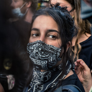 Leïla Bekhti - People à la manifestation de soutien à Adama Traoré devant le tribunal de Paris le 2 juin 2020. Environ 20.000 personnes ont participé mardi soir devant le tribunal de Paris à un rassemblement interdit, émaillé d'incidents, à l'appel du comité de soutien à la famille d'Adama Traoré, jeune homme noir de 24 ans mort en 2016 après son interpellation. © Cyril Moreau / Bestimage 