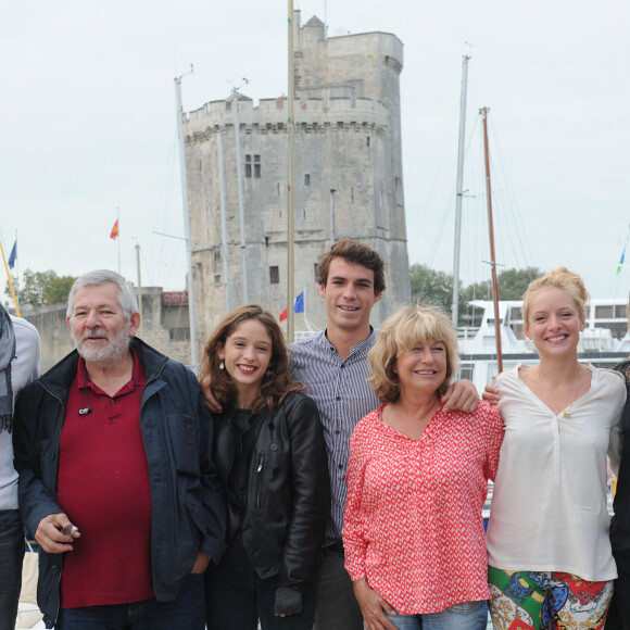 Tarek Boudali, Yves Pignot, Charlie Bruno, Lucie Bourdeau, Axel Huet, Marie Vincent et Jeanne Savary posent pour le photocall de la serie ' En Famille ' durant le 15e Festival de la Fiction Tv a La Rochelle le 13 Septembre 2013.