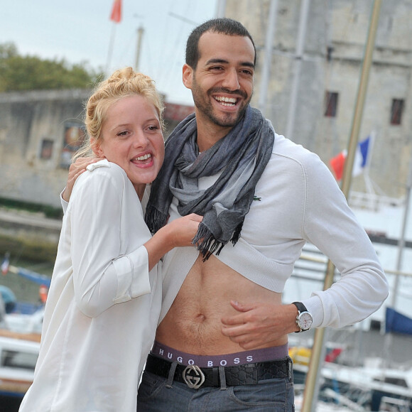 Tarek Boudali et Charlie Bruneau posent pour le photocall de la serie ' En Famille ' durant le 15e Festival de la Fiction Tv a La Rochelle