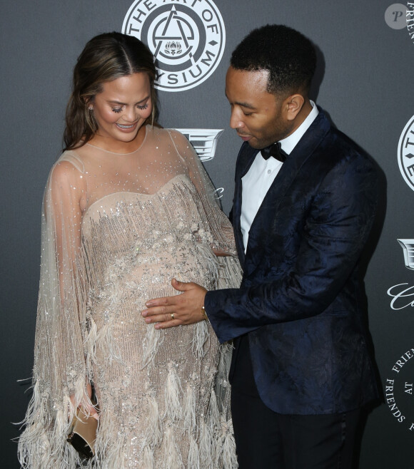 Chrissy Teigen, enceinte et son mari John Legend - Les célébrités posent lors du photocall de la soirée "The Art of Elysium" à Santa Monica le 6 janvier 2018.