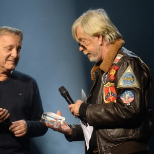 David Séchan remet le Prix Spécial de la Sacem à son frère le chanteur Renaud (Renaud Séchan) - Grand Prix Sacem 2018 à la salle Pleyel à Paris présenté par V. Dedienne, le 10 décembre 2018. © Veeren/Bestimage