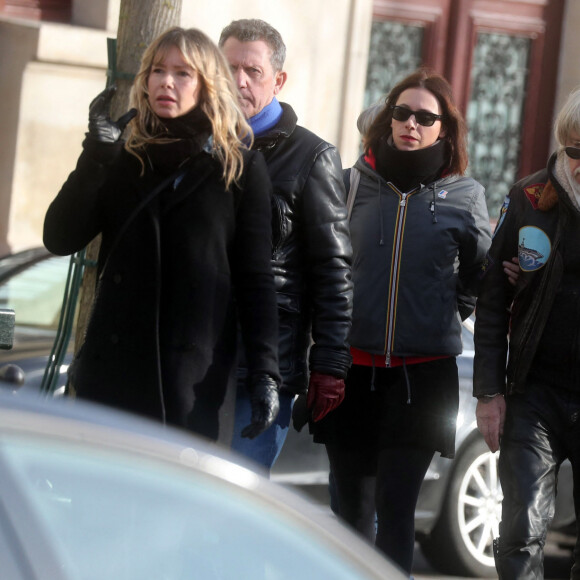 Romane Serda, Lolita Séchan et son père le chanteur Renaud, et des amis - Obsèques de Thierry Séchan frère du chanteur Renaud) au cimetière du Montparnasse à Paris le 16 janvier 2019.