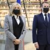 Brigitte Macron et Emmanuel Macron lors de leur visite à la bibliothèque de Riga avec le couple présidentiel de Lettonie le 30 septembre 2020