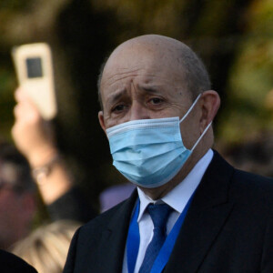 Jean-Yves Le Drian et Brigitte Macron au Monument de la liberté à Riga le 30 septembre 2020