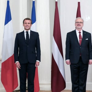 Brigitte Macron et Emmanuel Macron au côté du président de la Lettonie Egils Levits et de son épouse Andra lors d'une conférence de presse conjointe au château de Riga après la cérémonie d'accueil, le 29 septembre 2020