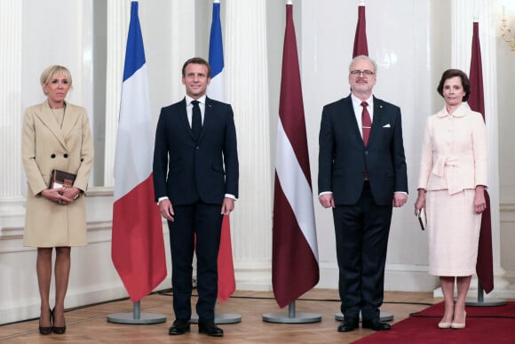 Brigitte Macron et Emmanuel Macron au côté du président de la Lettonie Egils Levits et de son épouse Andra lors d'une conférence de presse conjointe au château de Riga après la cérémonie d'accueil, le 29 septembre 2020