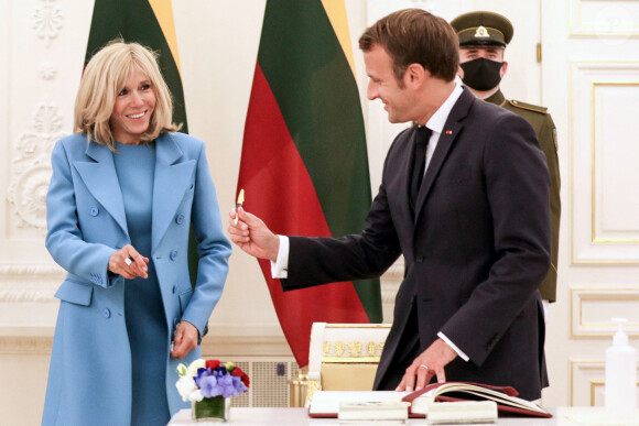 Brigitte Macron et Emmanuel Macron signe le livre d'or au palais présidentiel de Vilnius le 28 septembre 2020