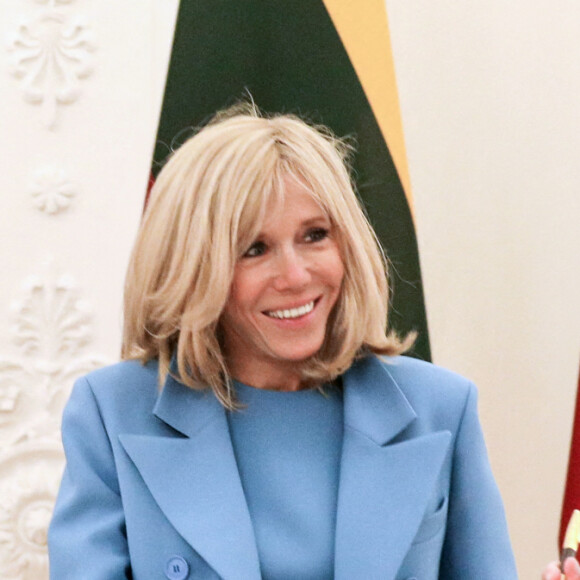 Brigitte Macron et Emmanuel Macron signe le livre d'or au palais présidentiel de Vilnius le 28 septembre 2020