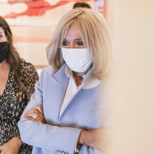 Brigitte Macron lors de l'exposition "Mobilier du XXIe siècle", qui se déroulait du 3 au 12 septembre 2020 à la galerie des Gobelins à Paris,