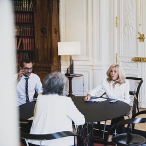 Brigitte Macron en rendez-vous avec Anousheh Karvar, déléguée du gouvernement auprès de l'OIT, présidente du Partenariat mondial contre le travail des enfants, le travail forcé, l'esclavage contemporain et la traite des êtres humains