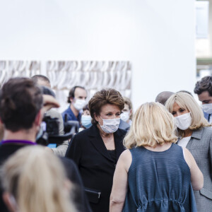 Roselyne Bachelot et Brigitte Macron en visite à l'exposition Art Paris 2020 au Grand Palais à Paris le 12 septembre 2020