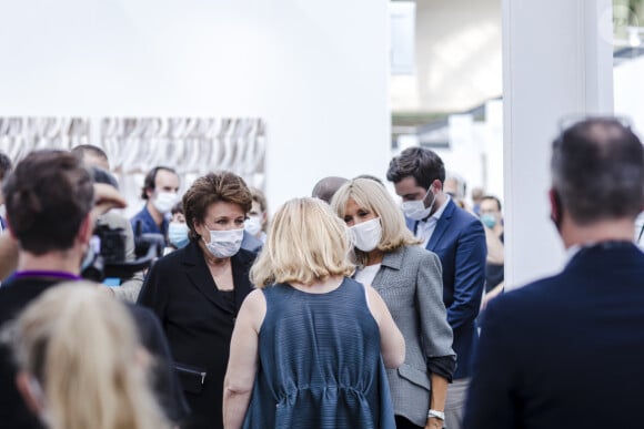 Roselyne Bachelot et Brigitte Macron en visite à l'exposition Art Paris 2020 au Grand Palais à Paris le 12 septembre 2020