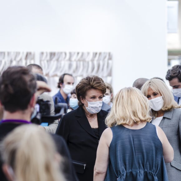 Roselyne Bachelot et Brigitte Macron en visite à l'exposition Art Paris 2020 au Grand Palais à Paris le 12 septembre 2020