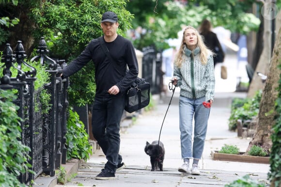 Michael C. Hall et sa femme Morgan Macgregor promènent leur chien dans le quartier de West Village à New York, le 23 mai 2017. 