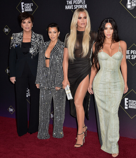 Kris Jenner et ses filles Kourtney, Kim et Khloé Kardashian assistent aux E! People's Choice Awards 2019 au Barker Hangar. Santa Monica, le 10 novembre 2019.