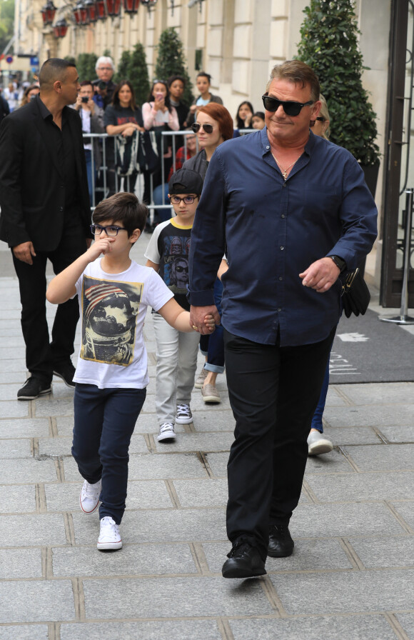 Exclusif - Eddy et Nelson, les jumeaux de Céline Dion à la sortie de l'hôtel Royal Monceau à Paris le 1er aout 2017.