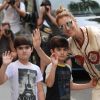 Céline Dion avec ses jumeaux Eddy et Nelson à l'hôtel Royal Monceau à Paris, il y a trois ans.
