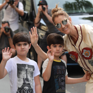 Céline Dion avec ses jumeaux Eddy et Nelson à l'hôtel Royal Monceau à Paris, il y a trois ans.