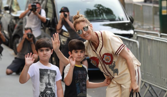 Céline Dion avec ses jumeaux Eddy et Nelson à l'hôtel Royal Monceau à Paris, il y a trois ans.