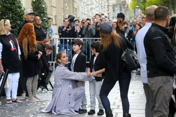 Céline Dion et ses jumeaux, Eddy et Nelson, ont reçu une pluie de confettis avant de monter dans leur voiture à la sortie de l'hôtel Royal Monceau, à Paris, France, le 10 août 2017.