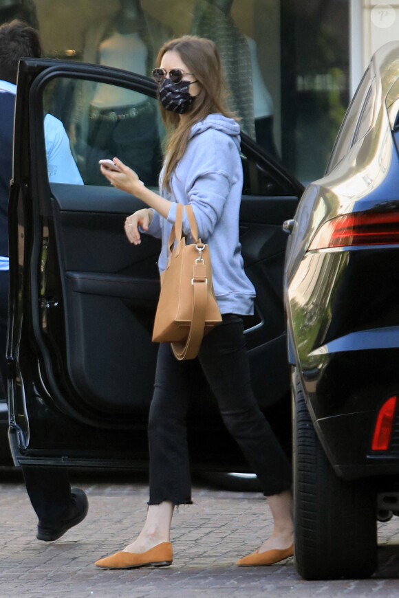 Exclusif - Lily Collins arrive à l'hôtel The Peninsula dans le quartier de Beverly Hills à Los Angeles pendant l'épidémie de coronavirus (Covid-19), le 10 octobre 2020.