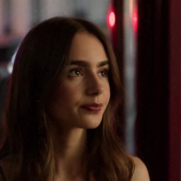 Lily Collins - Bande-annonce de la série Netflix "Emily in Paris" créée par Darren Star. Le 5 octobre 2020.