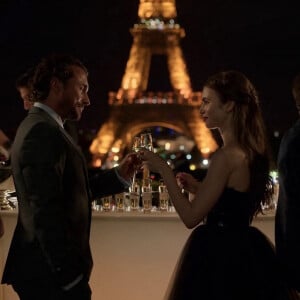 William Abadie, Lily Collins - Bande-annonce de la série Netflix "Emily in Paris" créée par Darren Star. Le 5 octobre 2020.