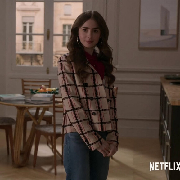 Lily Collins - Bande-annonce de la série Netflix "Emily in Paris" créée par Darren Star. Le 5 octobre 2020.
