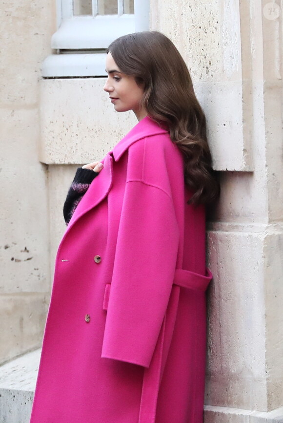 Lily Collins porte un ensemble rose fuchsia sur le tournage de la série "Emily in Paris", le 5 novembre 2019.