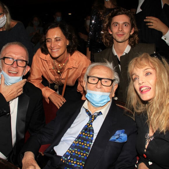 Jean Paul Gaultier, Inès de La Fressange, Pierre Cardin, Arielle Dombasle, Pierre Courtial (styliste Pierre Cardin) - Intérieur et cocktail - Soirée exceptionnelle en l'honneur de Pierre Cardin à l'occasion des 70 ans de sa maison de couture et projection du film documentaire "House of Cardin" suivi d'un cocktail au théâtre du Châtelet à Paris, le 21 septembre 2020. © Philippe Baldini/Bestimage