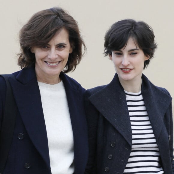 Inès de la Fressange et sa fille Nine - Sorties du défilé de mode prêt-à-porter automne-hiver 2020/2021 "Dior" à Paris. Le 25 février 2020. © Veeren Ramsamy-Christophe Clovis / Bestimage