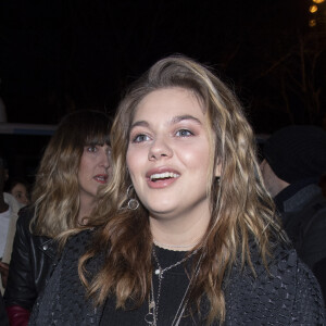 Info - La chanteuse Louane officialise sa grossesse sur le tapis rouge du défilé Jean-Paul Gaultier - Louane Emera (enceinte) - Les célébrités arrivent au défilé de mode Haute-Couture printemps-été 2020 "Jean-Paul Gaultier" au théâtre du Châtelet à Paris le 22 janvier 2020.