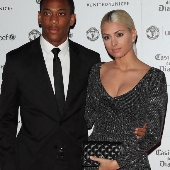 Anthony Martial et sa compagne Mélanie da Cruz sont apparus pour la première fois en public au photocall du dîner de gala "The United for UNICEF" au stade Old Trafford à Manchester, Royaume Uni, le 31 octobre 2016. 